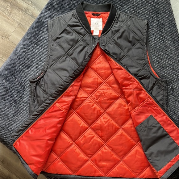 Size M. Men’s black quilted vest, with orange inside. From H&M. - Picture 3 of 4